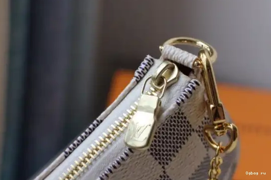 MINI ACCESSOIRES VUITTON POCHETTE LOUIS 0619